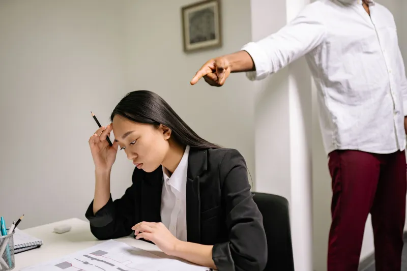 Bajo las órdenes del caos: cómo proteger tu salud mental cuando tu responsable es una fuente de estrés