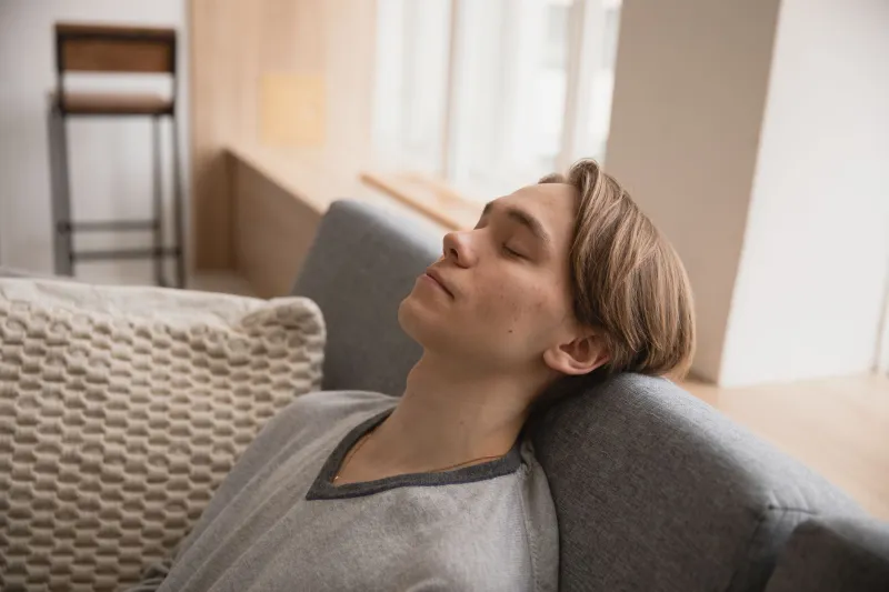 Descansar sin culpa: por qué tu cerebro convierte el día libre en una fuente de malestar