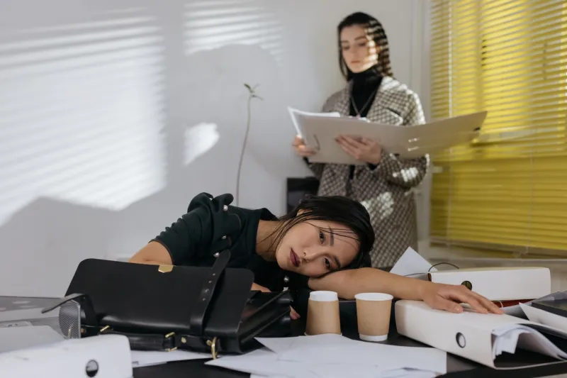 Cuando enfermarse no es una opción: el estrés invisible de la precariedad laboral y cómo sobrevivir a él