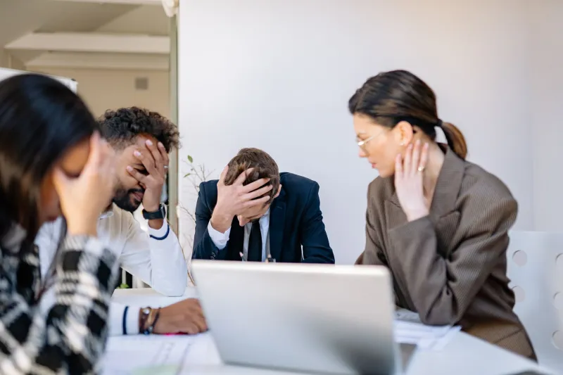 La trampa de la rivalidad entre compañeros: cómo un entorno laboral competitivo destruye tu salud mental paso a paso