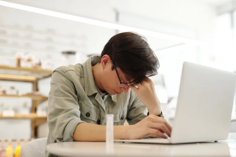 Trabajar enfermo como señal de mérito: la trampa mental que está destruyendo tu salud sin que lo notes